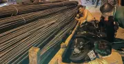 Xe đầu kéo chở thép đổ sập đè xe máy, tài xế thoát nạn trong gang tấc