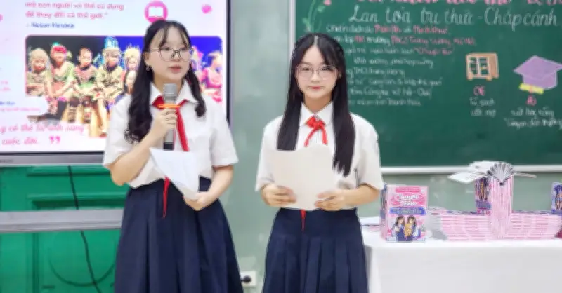 Hai nữ sinh chuyên Toán ra mắt sách kể chuyện tuổi teen