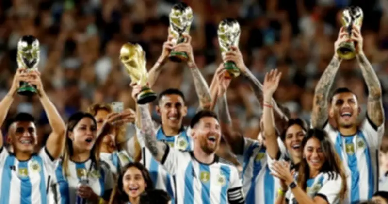 Messi cùng gia đình xem các con thi đấu tại giải Dreams Cup