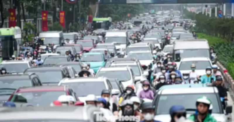 Ùn tắc kéo dài ngày đầu phân luồng nút La Thành - Nguyễn Chí Thanh
