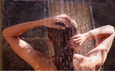 Cô gái Mỹ bỏ tắm nhiều tuần, nói sức khỏe tốt hơn gây tranh cãi