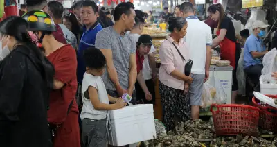 Chợ Cái Dăm quá tải khách mua hải sản dịp lễ