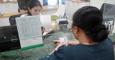 Chuyển khoản tại quầy: Nhiều ngân hàng vẫn thu phí dù online miễn phí
