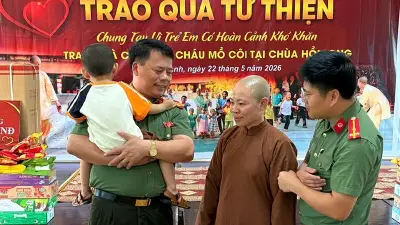 Công an Thanh Hóa trao quà thiện nguyện cho trẻ mồ côi và học sinh nghèo