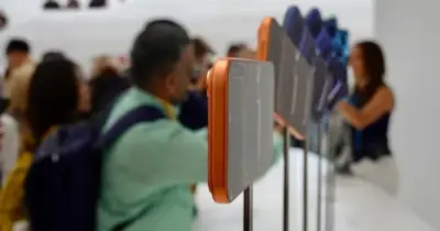 Dải nhựa bí ẩn trên iPhone 17 Pro tại Mỹ: Sự thật về ăng-ten 5G mmWave