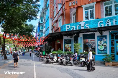 Diện mạo mới trên các tuyến phố Thủ đô khi vỉa hè sạch đẹp ngăn nắp