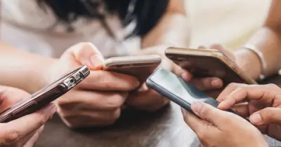 Giới trẻ Việt dành 7 tiếng/ngày online: Điện thoại trở thành 'kẻ chen ngang'