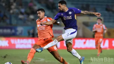 Hà Nội FC thất thủ trước Thanh Hóa dù hơn người, Ninh Bình chiếm vị trí thứ ba
