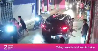 Hà Nội: Hai cô gái đi xe máy bị đuổi đánh giữa đường gây phẫn nộ