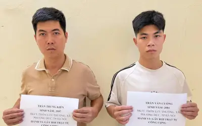 Hai anh em nghi bố ngoại tình, xông vào tiệm cắt tóc đánh ghen