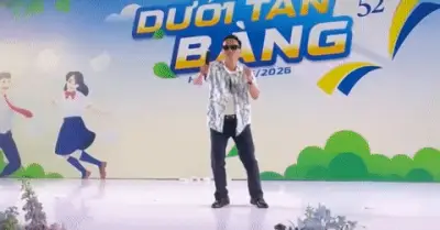 Hiệu trưởng nhảy và hát cực sung trong ngày trưởng thành của học sinh lớp 9