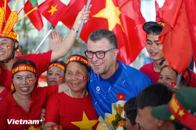 HLV Cristiano Roland nghẹn lòng trong ngày cùng U17 Việt Nam trở về nước