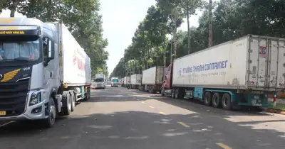 Hàng trăm container đậu kín bến xe Dầu Giây gây ách tắc giao thông