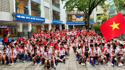 Hành trình xúc động của những cánh thư từ mái trường Chu Văn An A đến Trường Sa