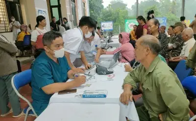 Điện Biên điều 64 viên chức y tế về trạm xá khám miễn phí cho dân