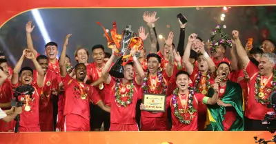 Khoảnh khắc nâng cúp vô địch V-League đầy cảm xúc