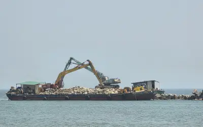 Kiểm tra nóng vụ nghi xả thải xuống biển ở Cửa Đại, chưa phát hiện vi phạm