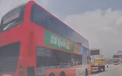 Kinh hoàng xe buýt 2 tầng tông xe tải trên cao tốc Hồng Kông, 24 người bị thương