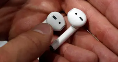 Lỗ nhỏ trên tai nghe không phải micro mà là lỗ điều chỉnh âm thanh
