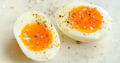 Luộc trứng cút lòng đào bao nhiêu phút? Bí quyết và mẹo bóc vỏ dễ dàng