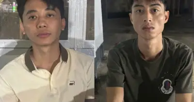 Mâu thuẫn mua bán ô tô, hai thanh niên tạt mắm tôm ba căn nhà ở TP.HCM