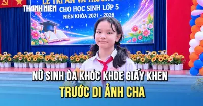 Nữ sinh mồ côi cha mẹ vì Covid-19 và bệnh suy thận khóc nức nở khi nhận giấy khen