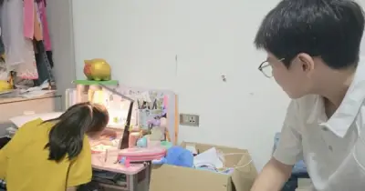 Nam sinh kèm em học bật khóc nức nở vì bất lực gây sốt mạng