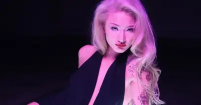 Naomi đảm nhận cả vai nam và nữ trong MV mới dưới sự dẫn dắt của Chi Pu