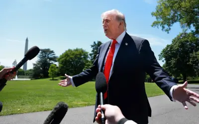 Ông Trump công bố chiến dịch giải cứu tàu mắc kẹt tại eo biển