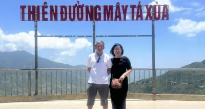 Người thầy 17 lần xuyên Việt kể chuyện ô tô hỏng, chống vợ ôm can xăng