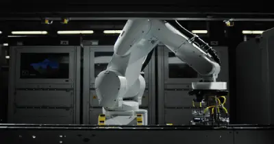 Nhà máy điện thoại 85% robot của HONOR: 28,5 giây ra một smartphone, vì sao không để robot làm bước cuối?