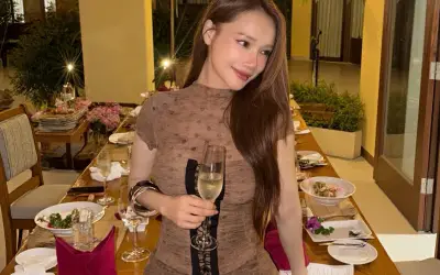 Nhà Phương Thoát Cảnh Gay Gò U40: Diện Đồ Xuyên Thấu Đầy Sức Sống