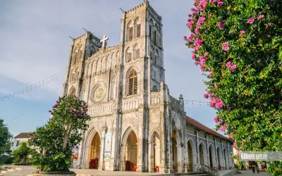 Nhà thờ Mằng Lăng: Kiến trúc Gothic cổ kính và lịch sử chữ Quốc ngữ