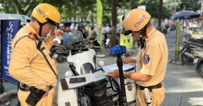 Nhiều người đi xe máy ngược chiều trên đường Trần Hưng Đạo vì hiểu nhầm