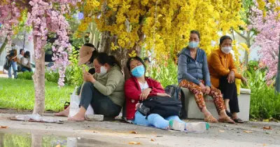 Phụ huynh hồi hộp chờ con thi năng khiếu tại ĐH Kiến trúc TP.HCM