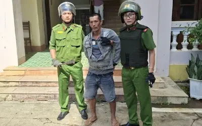 Phụ huynh mang dao vào trường vì con bị 'dìm' điểm