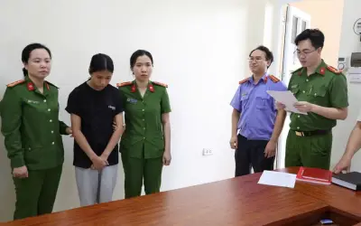 Phú Thọ: Khởi tố 2 nữ sinh đánh hội đồng bạn trong nhà vệ sinh