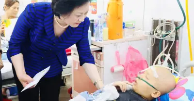 Phó thủ tướng thăm hỏi, trao quà cho bệnh nhi tại Bệnh viện Nhi đồng 2