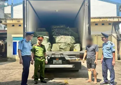 Phát hiện xe tải màu xám, công an Việt Nam lập tức theo dõi, giám sát, kiểm tra