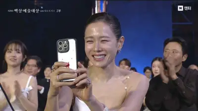 Son Ye Jin gây sốt với ánh mắt thâm tình khi nhìn Hyun Bin trên sân khấu