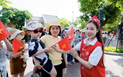 Sun World Hạ Long rực rỡ cờ hoa mừng lễ 30/4, du khách thích thú