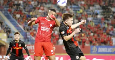 Thẻ đỏ thay đổi cục diện, HAGL tiến gần trụ hạng