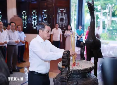 Thủ tướng Đặng Hướng tưởng nhớ cố Chủ tịch Hội đồng Bộ trưởng Phạm Hùng và cố Thủ tướng Võ Văn Kiệt