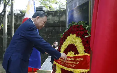Tổng Bí thư, Chủ tịch nước Tô Lâm dâng hoa tại tượng đài Bác Hồ ở Manila