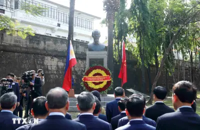 Tổng Bí thư, Chủ tịch nước và Phu nhân đặt hoa tại tượng đài Bác Hồ ở Manila