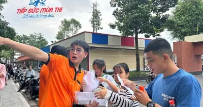 Tình nguyện viên áo cam hóa 'shipper' tiếp sức thí sinh mùa thi