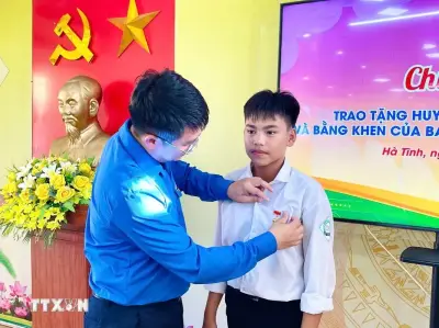 Trao Huy hiệu Tuổi trẻ dũng cảm cho học sinh cứu người đuối nước