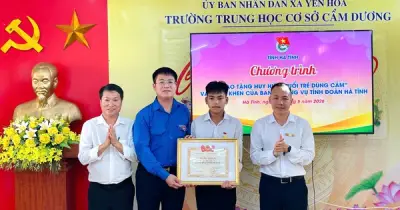 Trao Huy hiệu 'Tuổi trẻ dũng cảm' cho nam sinh cứu người đuối nước