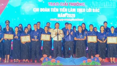 Tuyên dương Thanh niên tiên tiến làm theo lời Bác tại Đà Nẵng trong cơn mưa lớn