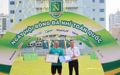 VFF trao kỷ niệm chương cho HLV Guillaume Graechen sau gần 20 năm gắn bó với bóng đá trẻ Việt Nam